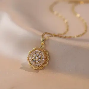 X2033 Gold Rotating Necklace
