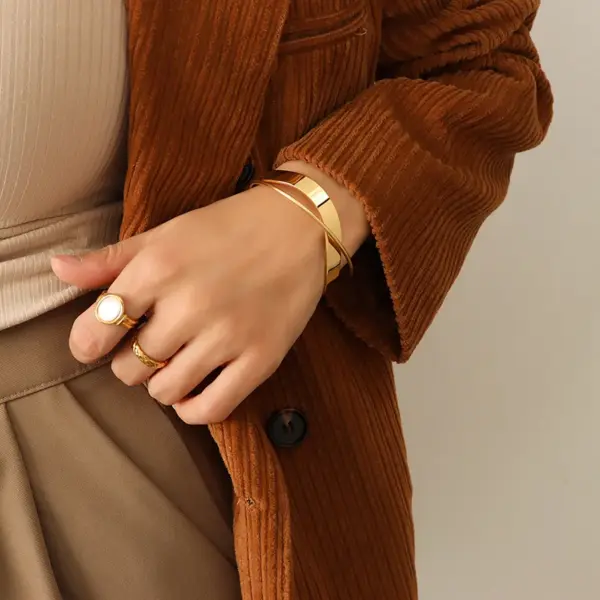 PVD Coated Real Gold Plated 18K Gold Solid Color 304 Stainless Steel Simple Style Waterproof Non Tarnish 304 Stainless Steel Bangle