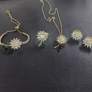 Upgraded SUNFLOWER Four-Piece Zircon / Silver