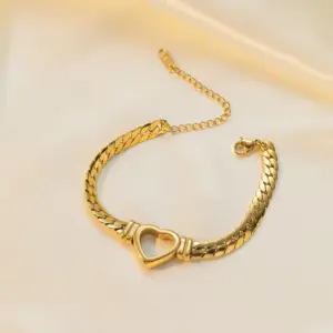 Qye64 Hollow Heart Bracelet / Gold