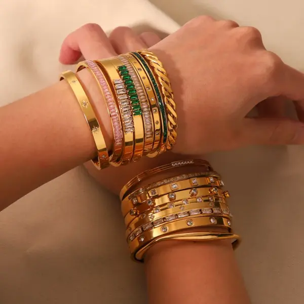 Wholesale PVD Coated 18K Gold Real Gold Plated Round Stainless Steel Simple Style Waterproof Non Tarnish Bangle