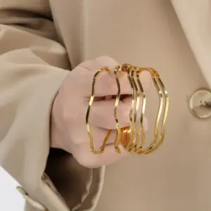 Wholesale Ion Plating (IP) 18K Gold Plated Curve 304 Stainless Steel Simple Style Waterproof Non Tarnish 304 Stainless Steel Bangle