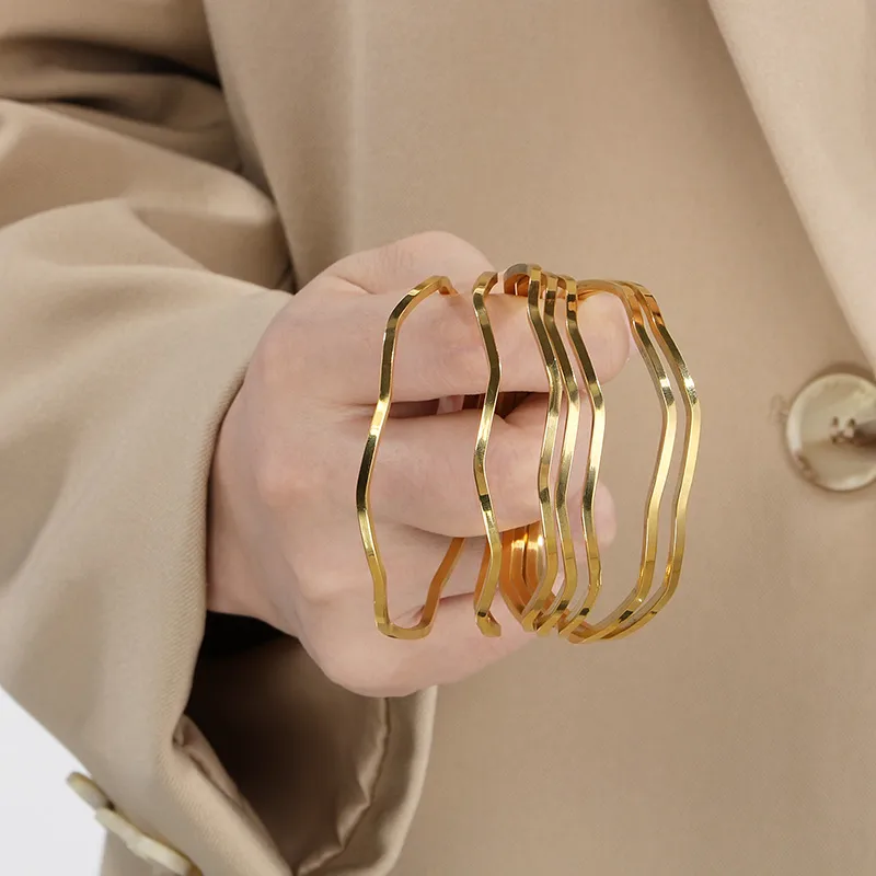 Wholesale Ion Plating (IP) 18K Gold Plated Curve 304 Stainless Steel Simple Style Waterproof Non Tarnish 304 Stainless Steel Bangle