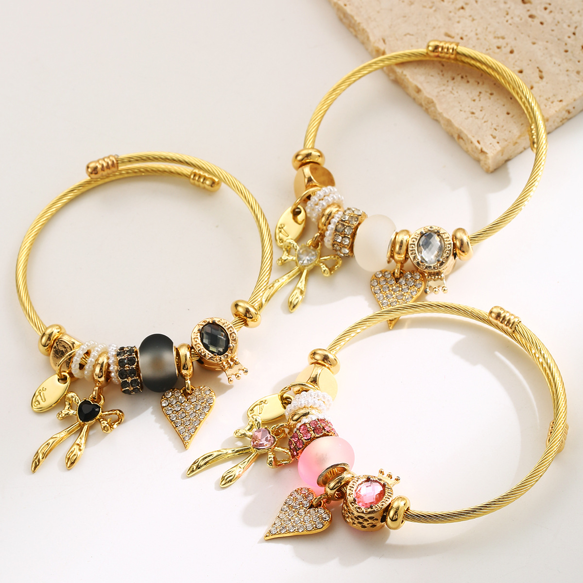 Wholesale Stainless steel bracelet, fashionable and sweet rhinestone heart and bow pendant, high-end jewelry.