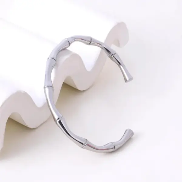 PVD Coated Real Gold Plated 18K Gold Solid Color 304 Stainless Steel Simple Style Classic Style Waterproof Non Tarnish 304 Stainless Steel Bangle