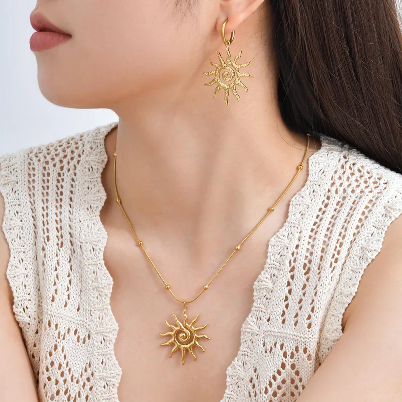 Wholesale Sun Pendant Stainless Steel Women's Jewelry Set Necklace And Earrings Trendy Design Casual Occasion Four Seasons Versatile