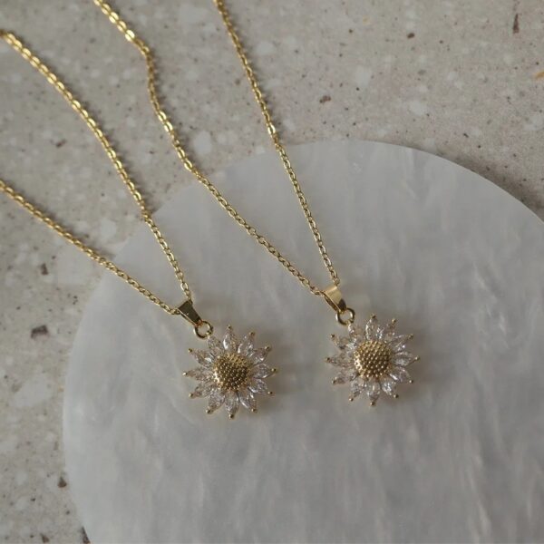 Wholesale New Vintage Sunflower Copper Zirconium Necklace Women's High-end Design Pendant Light Luxury Small Popular Internet Celebrity All-match Clavicle Chain