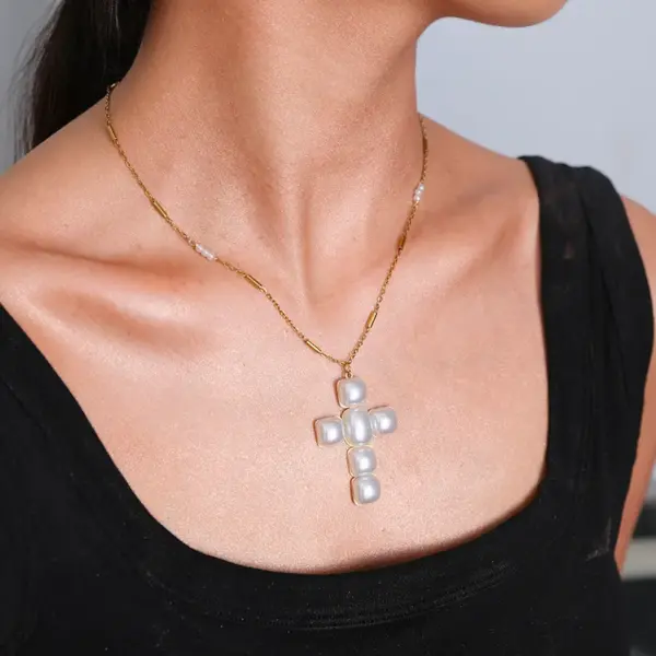 Wholesale PVD Coated 14K Gold Real Gold Plated Cross 304 Stainless Steel Elegant Modern Style Waterproof Non Tarnish 304 Stainless Steel Pendant Necklace