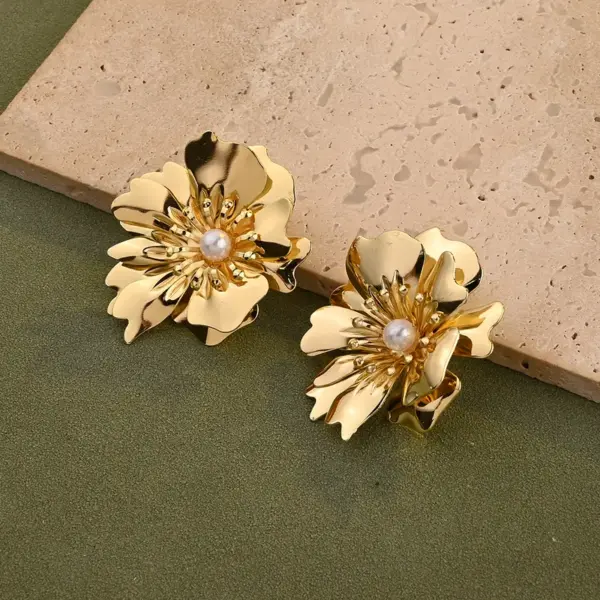 Wholesale Ion Plating (IP) Real Gold Plated 18K Gold Flower Petal 201 Stainless Steel Casual Elegant Sweet Waterproof Non Tarnish Ear Studs