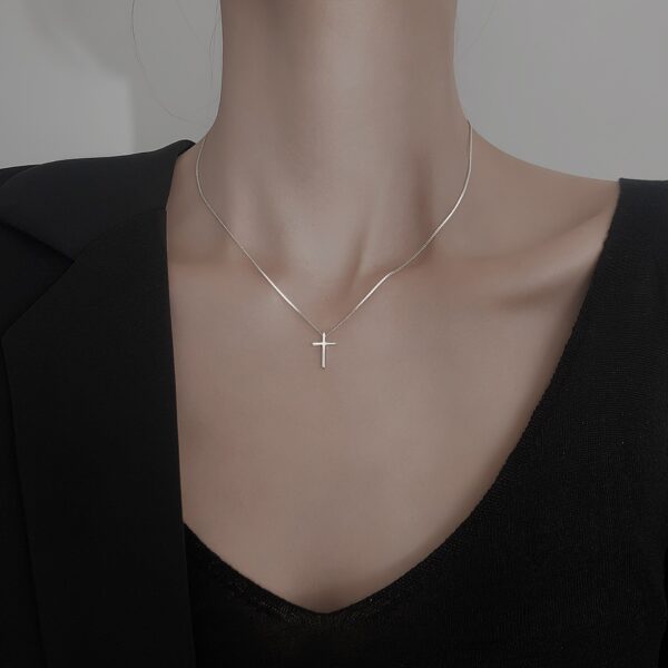 Wholesale European and American glossy cross S925 sterling silver necklace 2023 new fashion clavicle design sense female jewelry