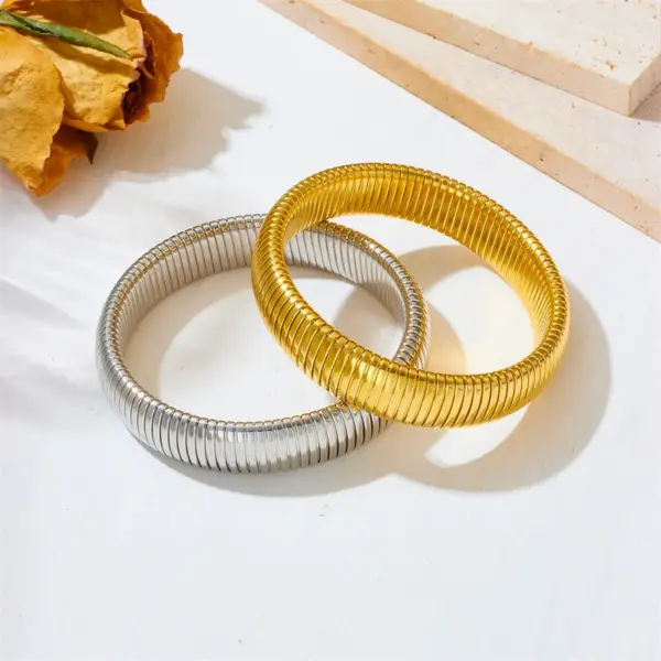 Wholesale 304 Stainless Steel Solid Color PVD Coated 18K Real Gold Plated Simple Style Waterproof Non Tarnish Bangle