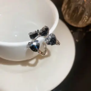 109# Silver Needle-Black Heart