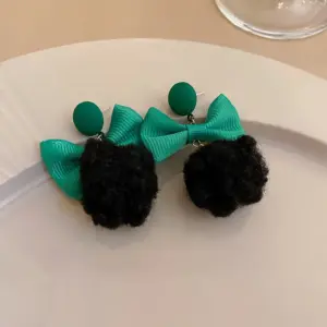 3# Silver Needle-Green-Bowknot Hair Ball