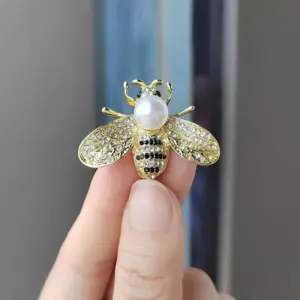 Xz0191 Golden Bee-White pearl