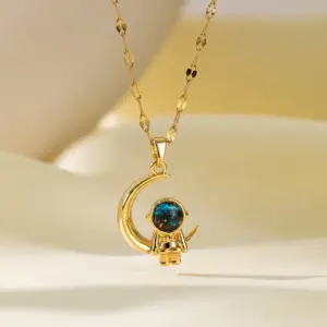 [8147] Moon Spaceman Necklace / Gold