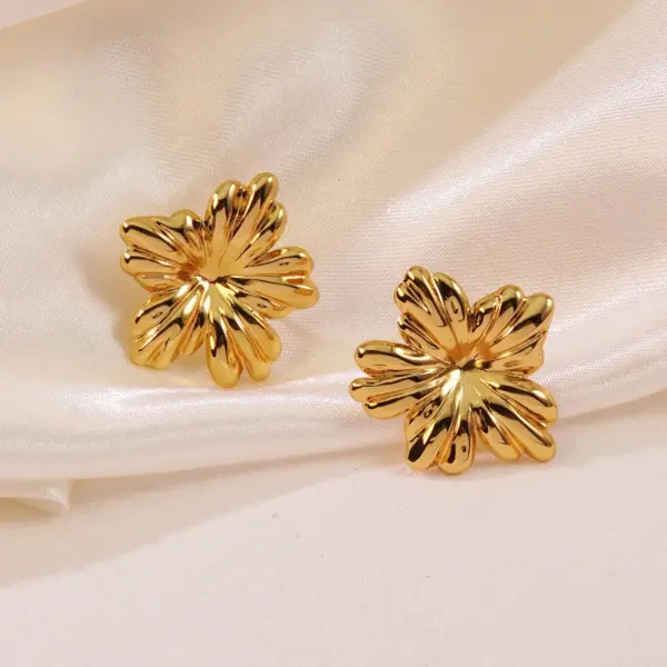1 Pair Sweet Flower Plating 304 Stainless Steel Imitation Gold Electroplating Ear Studs