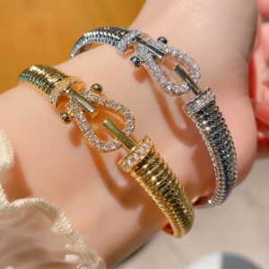 Wholesale Trending online style spiral horseshoe buckle bracelet, niche cool style, high-end diamond-encrusted versatile bracelet.