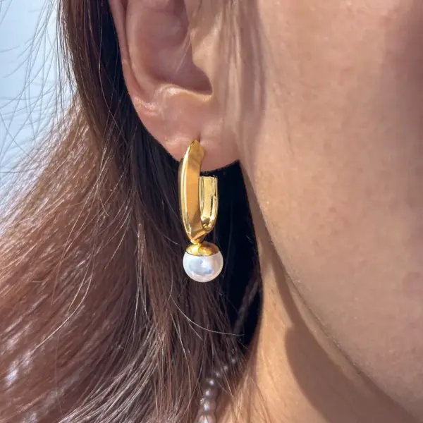 Wholesale 304 Stainless Steel Gold Plated Vacuum Electroplating (In Furnace) Pastoral Geometric Pattern Gold Women's Suitable C-shaped Earrings