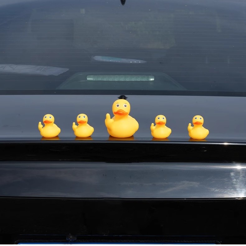 Wholesale Funny Little Duck Aessories Middle Finger Duck Car Ornaments Aessories Hanging Pendant Modification Exterior Decoration Creative Car Kun