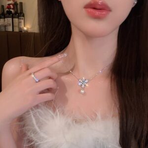 White snowflake pearl necklace