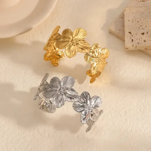 PVD Coated Real Gold Plated 18K Gold Flower 304 Stainless Steel French Style IG Style Waterproof Non Tarnish 304 Stainless Steel Bangle