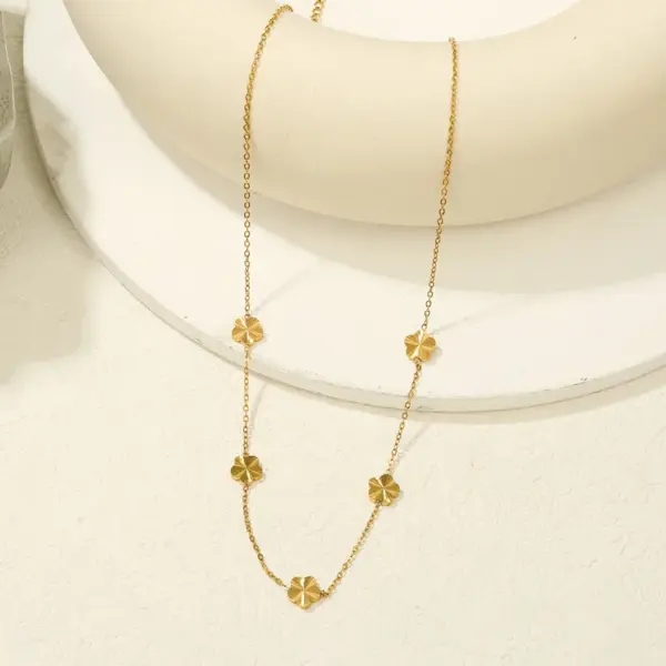 Wholesale 304 Stainless Steel Flower PVD Coated Stone-Free 18K Real Gold Plated Romantic Modern Style Cable Chain Lobster Trigger Clasp Closure Necklace