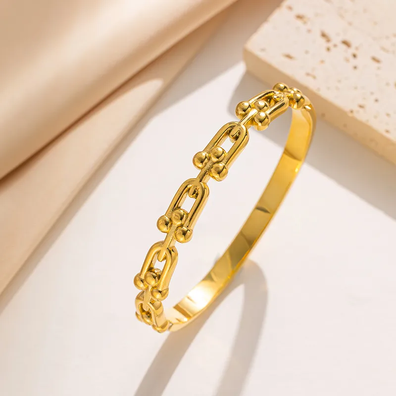 Wholesale PVD Coated Real Gold Plated 18K Gold U Shape Solid Color Stainless Steel Elegant Basic Classic Style Waterproof Non Tarnish Titanium Steel B