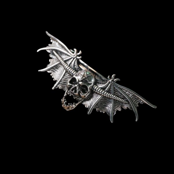Wholesale European and American fashion cross-border retro skull bat brooch personality exaggerated men's corsage pin Halloween accessories