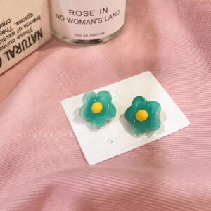 Small green flower ear clip