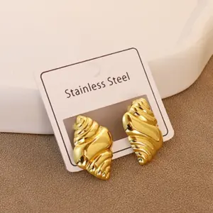 Gold / Average Size / Style 15