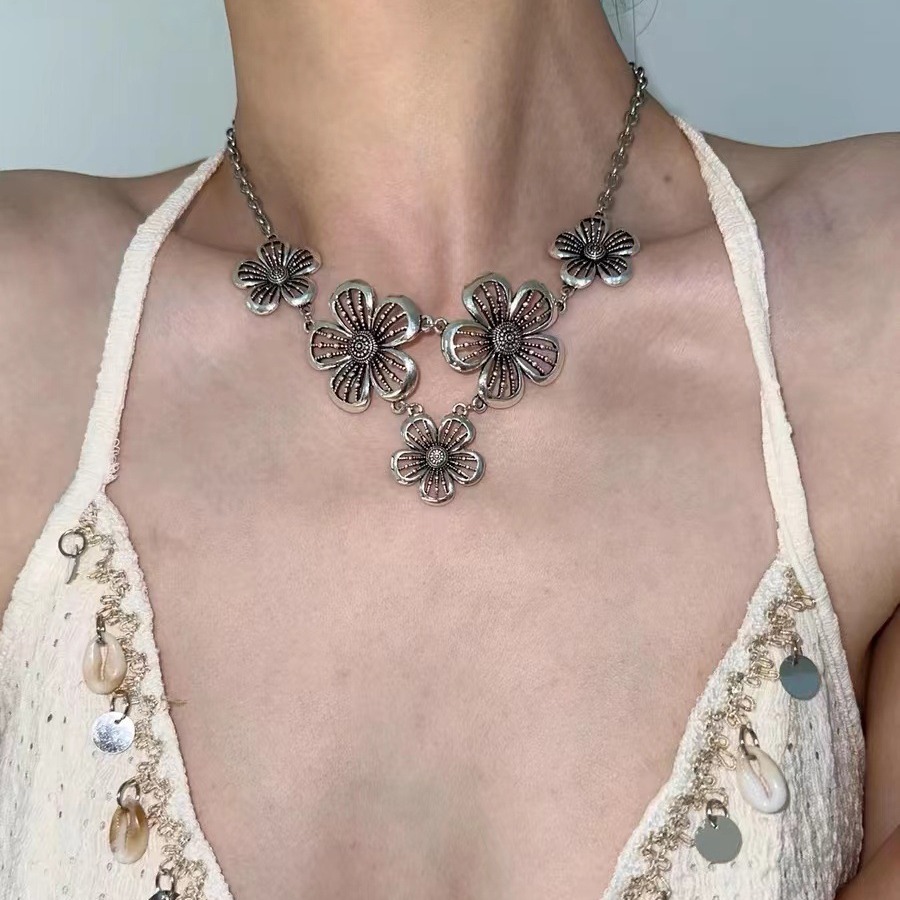Wholesale Bohemian old flower pendant metal necklace women's new exaerated niche high-end design sense clavicle chain tide