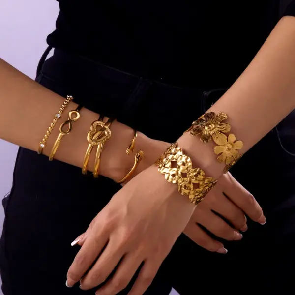 Wholesale 304 Stainless Steel Heart Shape Bow Knot PVD Coated Plated With KC Gold Modern Style Classic Style Commute Gold Bangle