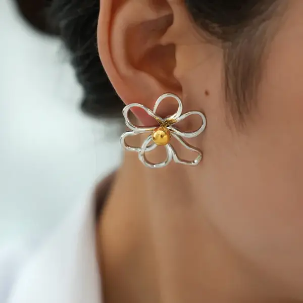 Wholesale Ion Plating (IP) Real Gold Plated 18K Gold Flower 304 Stainless Steel Sweet Simple Style Waterproof Non Tarnish Ear Studs