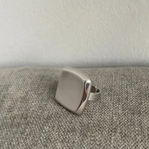 Silver Square / Adjustable Opening