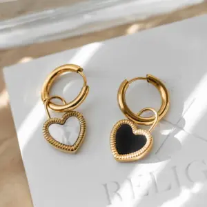 【XKE0199】Black and White Double-Sided Heart Earrings / Gold