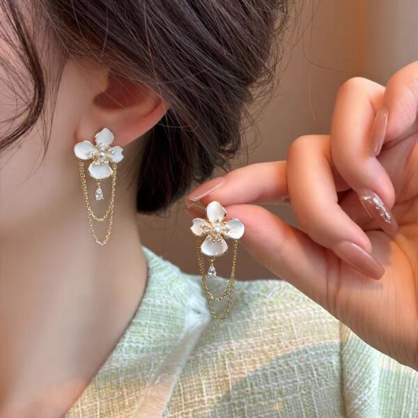 Wholesale French-style luxury earrings with diamond and pearl embellishments, featuring a unique and sophisticated aesthetic.