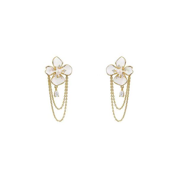 Wholesale French-style luxury earrings with diamond and pearl embellishments, featuring a unique and sophisticated aesthetic.
