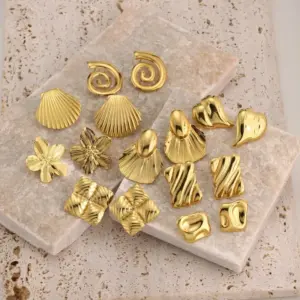 Wholesale 201 Stainless Steel 304 Stainless Steel Geometric Heart Shape Shell Electroplating Stone-Free Golden Plated Elegant Classic Style Streetwear Ear Studs