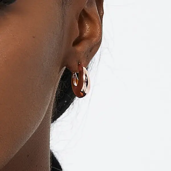 1 Pair Casual Elegant Commute Solid Color Scallop Plating Copper 18k Gold Plated Hoop Earrings
