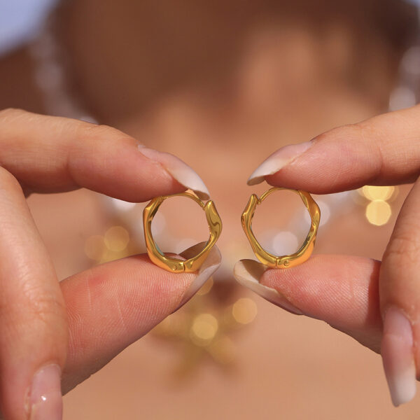 Wholesale Mystery High Quality Twist Ring Ear Buckle Cold Wind Simple Earrings Stainless Steel PVD Electroplated 18K True Gold Jewelry