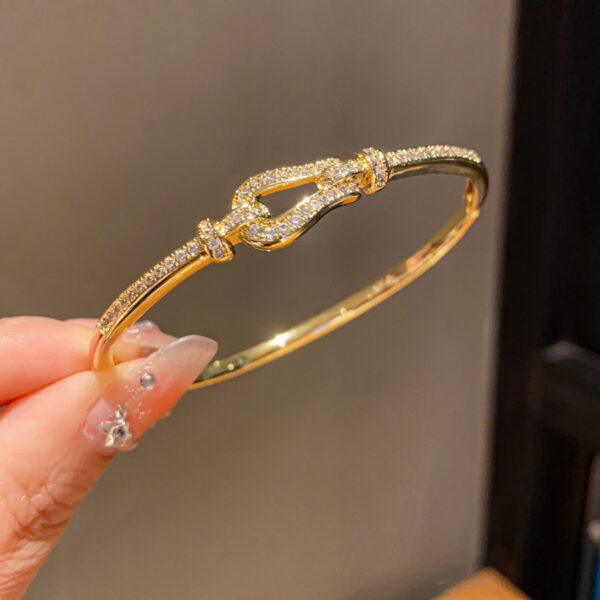 Wholesale Elegant and unique horseshoe buckle bracelet, new style, high-end, fashionable and versatile bracelet jewelry wholesale.