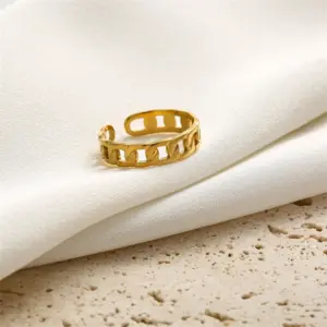 A03J / Adjustable Opening