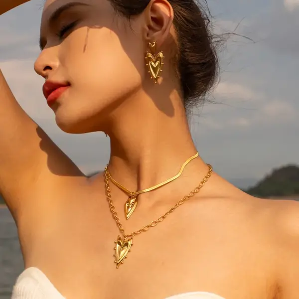 Wholesale 304 Stainless Steel Heart Shape PVD Coated 18K Gold Plated Retro Roman Style Plating Gold Pendant Necklace