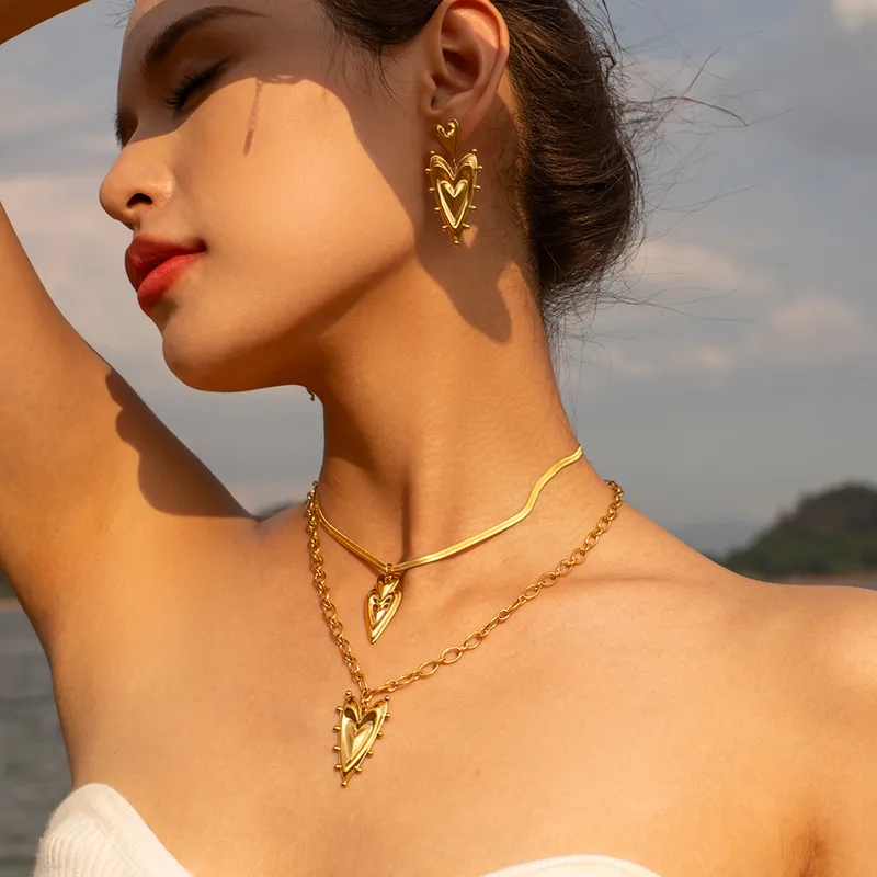 Wholesale 304 Stainless Steel Heart Shape PVD Coated 18K Gold Plated Retro Roman Style Plating Gold Pendant Necklace