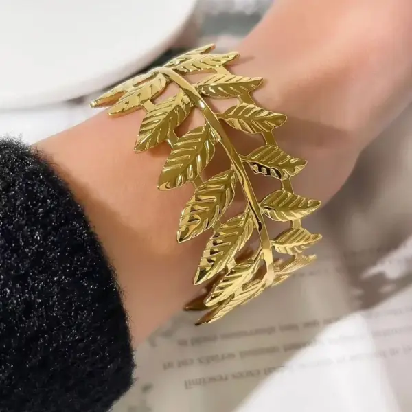 Vintage Style Roman Style Stripe Leaves Flower 304 Stainless Steel 18K Gold Plated Bangle In Bulk