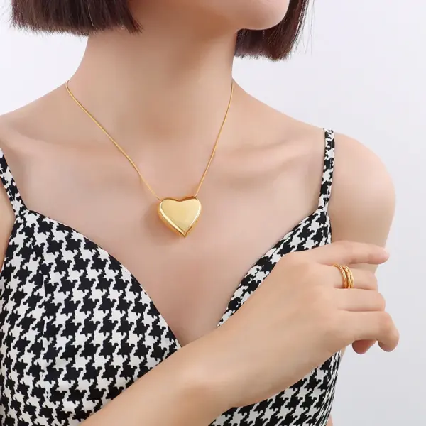 PVD Coated Real Gold Plated 18K Gold Heart 304 Stainless Steel Fashion Waterproof Non Tarnish 304 Stainless Steel Necklace