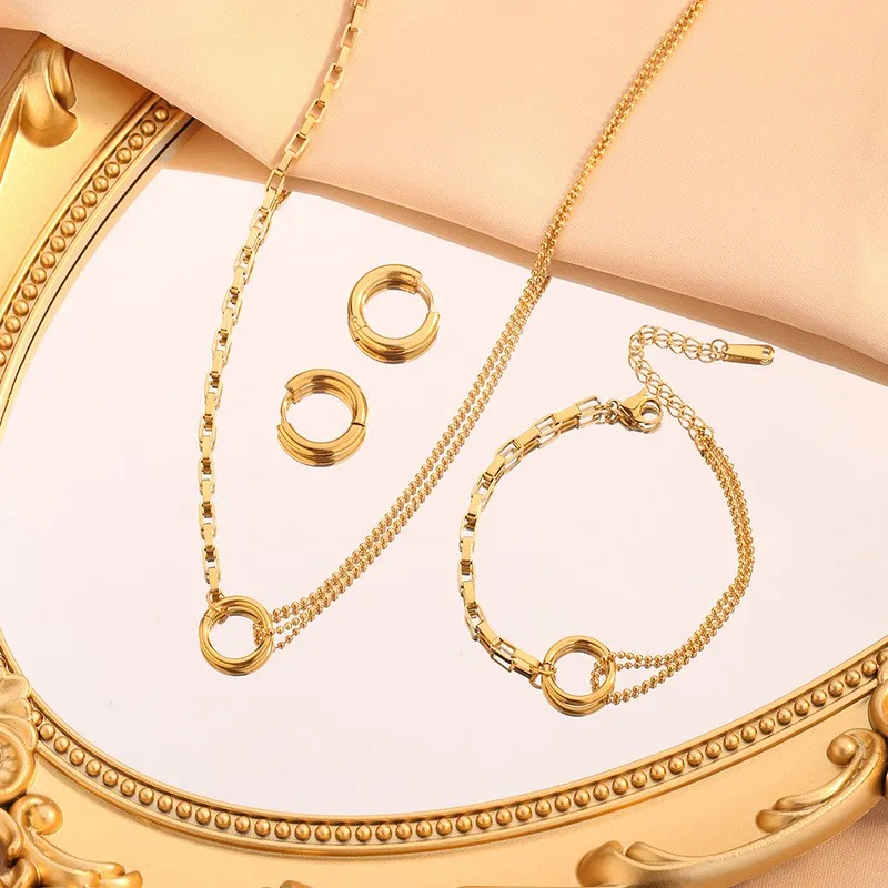 Wholesale 201 Stainless Steel 304 Stainless Steel Geometric Round Ion Plating (IP) Stone-Free 18K Gold Plated Classic Style Waterproof Non Tarnish Cha