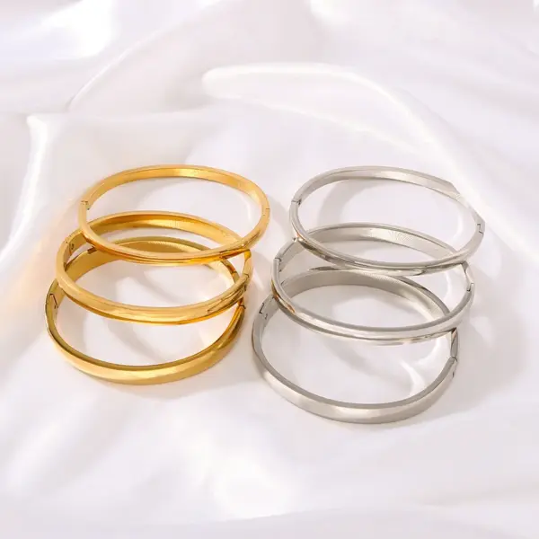 Wholesale 304 Stainless Steel Round Oval PVD Coated 18K Gold 18K Real Gold Plated Real Gold Plated Simple Style Waterproof Non Tarnish Polishing Gold Silver Bangle