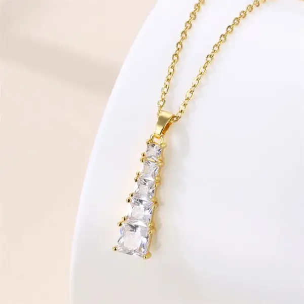 Wholesale Water Plating Vacuum Real Gold Plated 18K Round Heart Shape Snowflake 304 Stainless Steel Titanium Vintage Style Waterproof Non Tarnish 201 Pendant Necklace