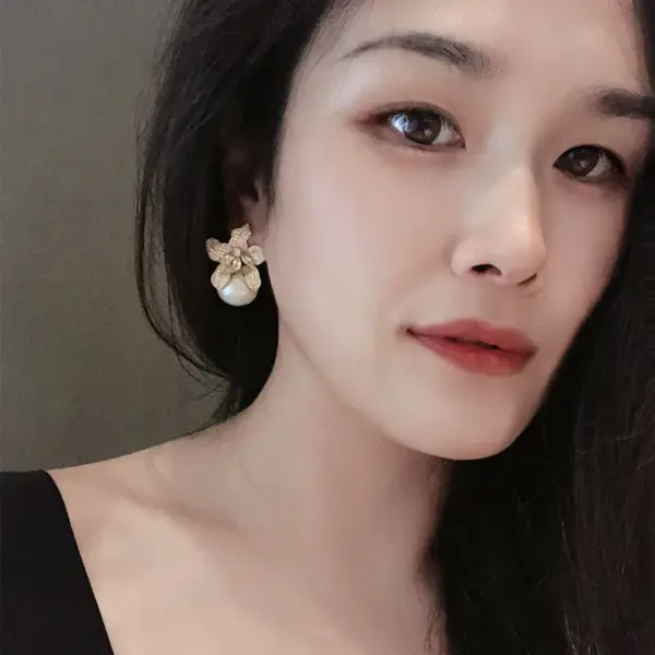 Wholesale 1 Pair Elegant Flower Plating Inlay Imitation Pearl Copper Zircon Earrings